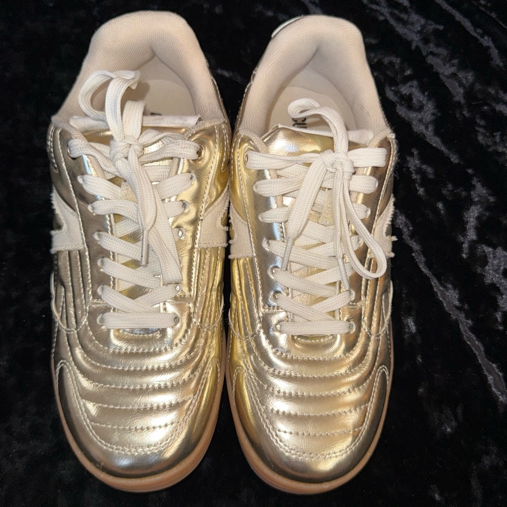 Gold size 8 metallic sneaker shoe